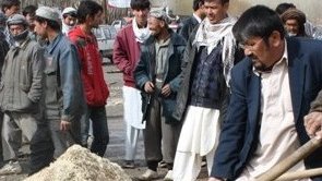 طراح اعتراض های مدنی در افغانستان کشته شد، آيا برای مقابله با اشغالگران افغان باید سلاح بدست گرفت؟