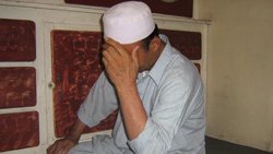 يکی دخترش را از ناچاری دو هزار دالر می فروشد!
