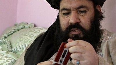 به این ملای آدمکشان طالب نگاه کنید، حالا موبایل دارد و قرار بر چوکی نشسته است