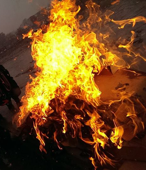 یک هنرمند در اعتراض به وضعیت موجود افغانستان آثار خود را آتش زد