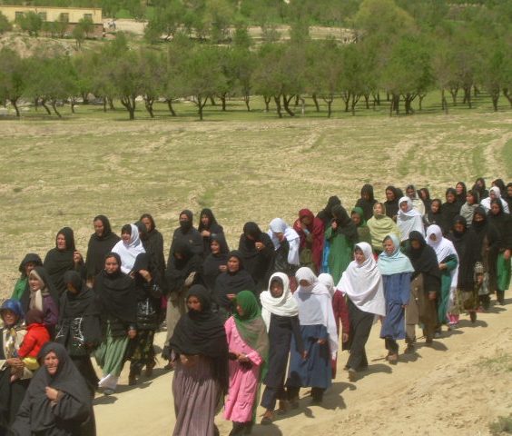 گزارش همراه عکس های بیشتری از تظاهرات مردم دایکندی/ آيا مردم برای حقوقشان سلاح بدست بگيرند؟